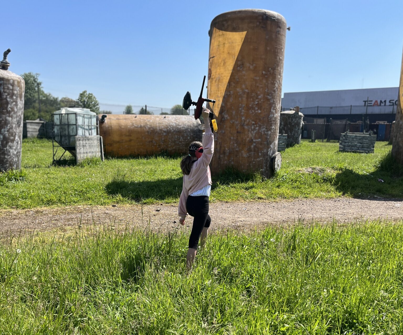 Fillette en Kidsball Team Square, activité en famille pour enfants à Hénin-Beaumont