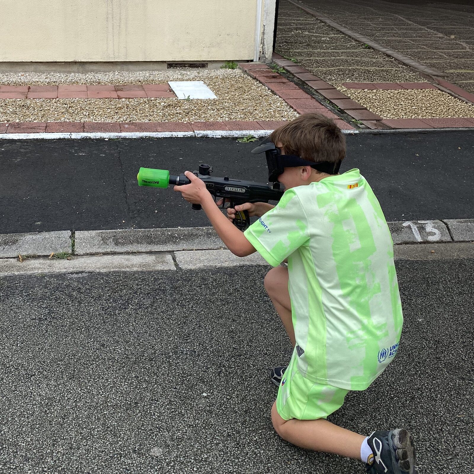 Bazooka ball à domicile — Tout le monde joue (Team Square Outside)