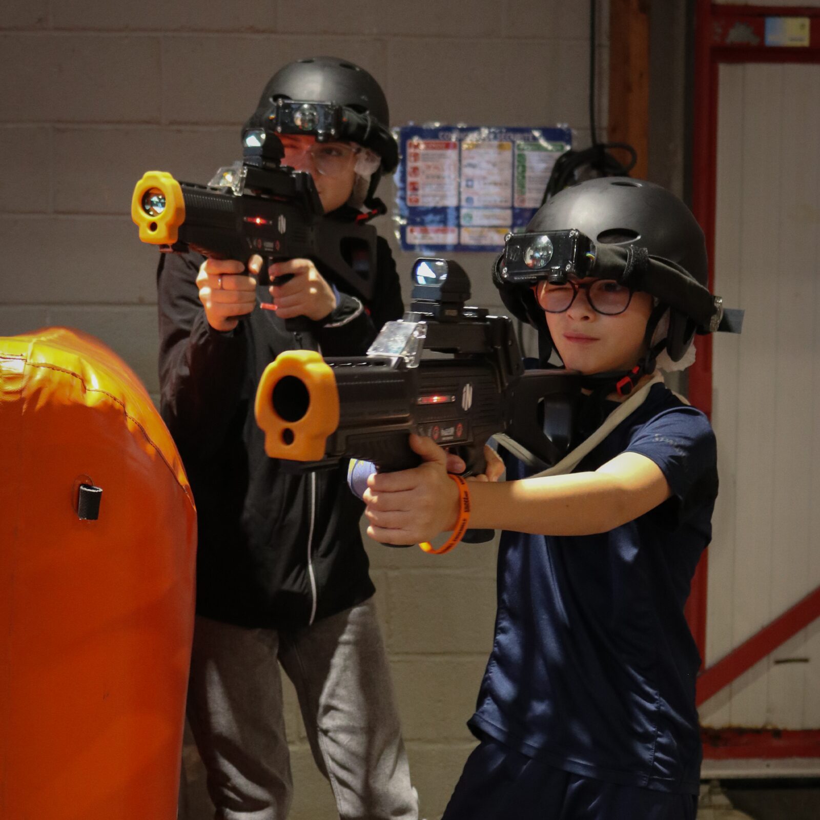 Laser tag à domicile — Tout le monde joue (Team Square Outside)