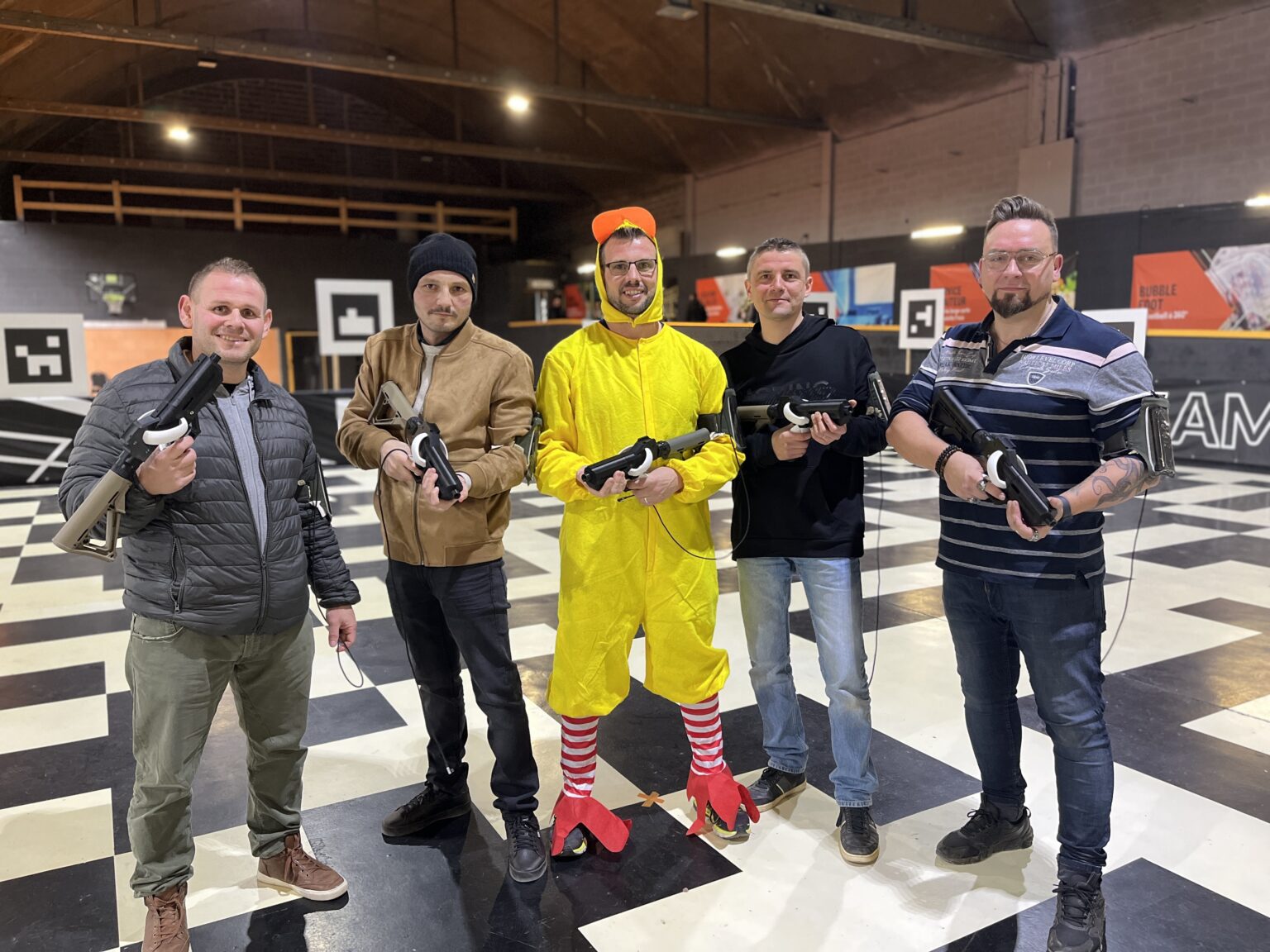 Groupe d'amis profitant de leur EVG à Hénin-Beaumont