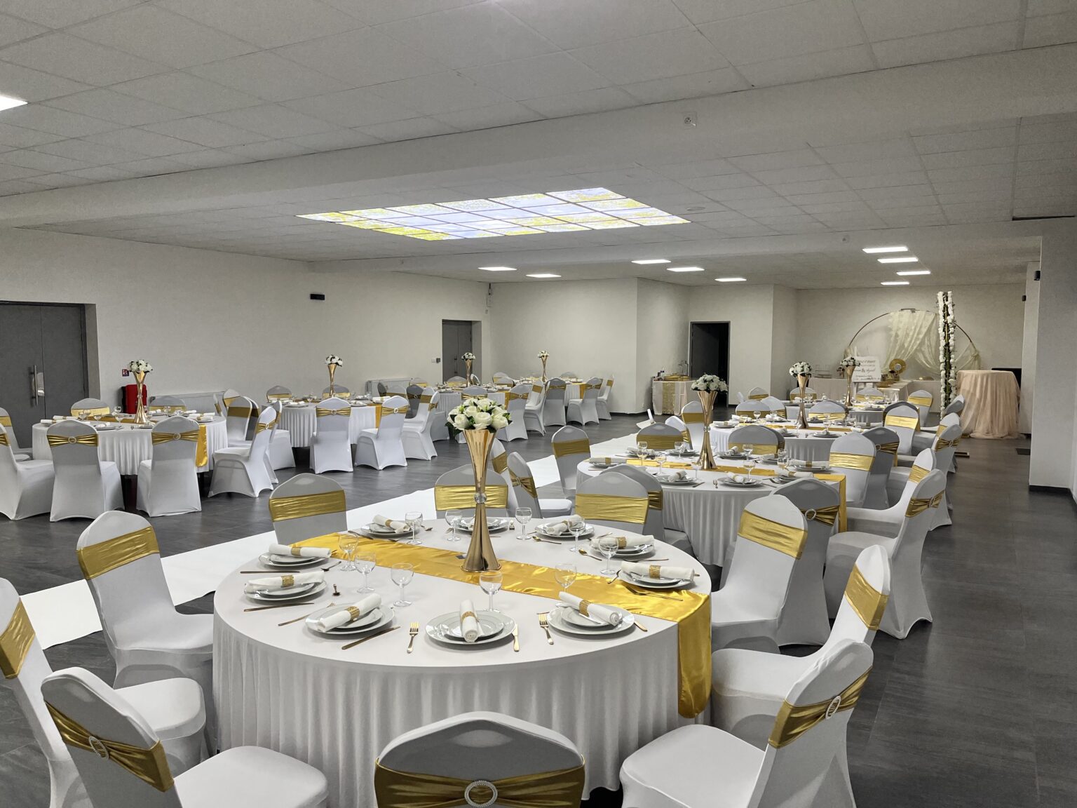 Salle de réception décorée pour un mariage musulman chez Team Square Events à Hénin-Beaumont