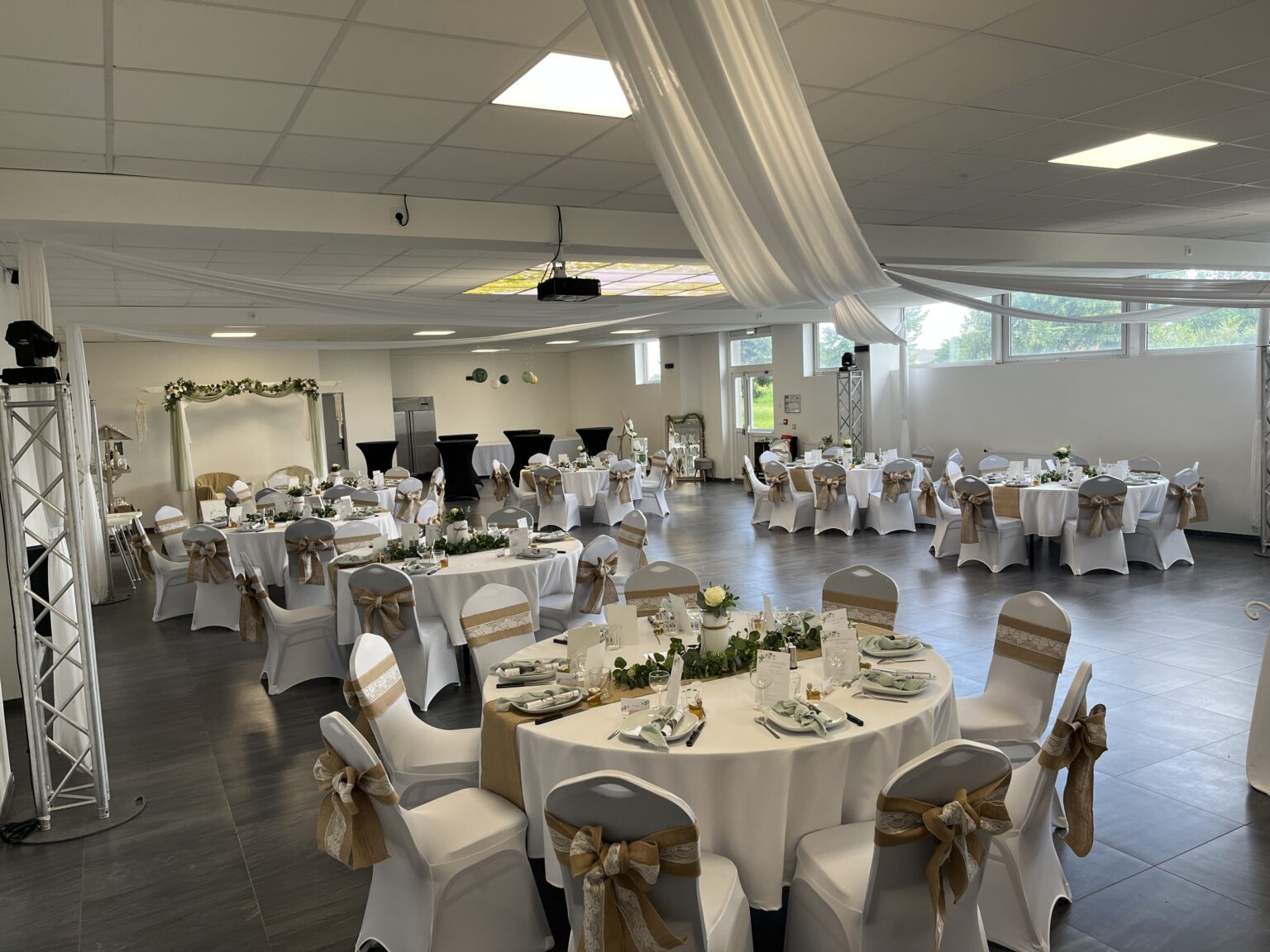 Équipe Team Square Events préparant une salle pour un mariage musulman