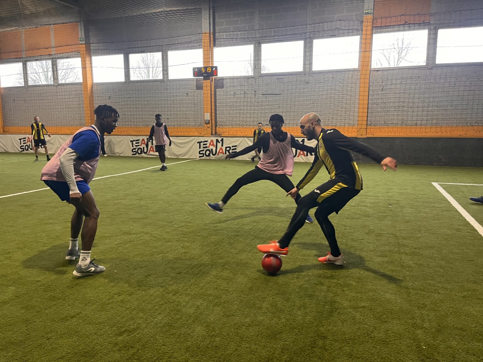 Frappe au foot en salle Team Square