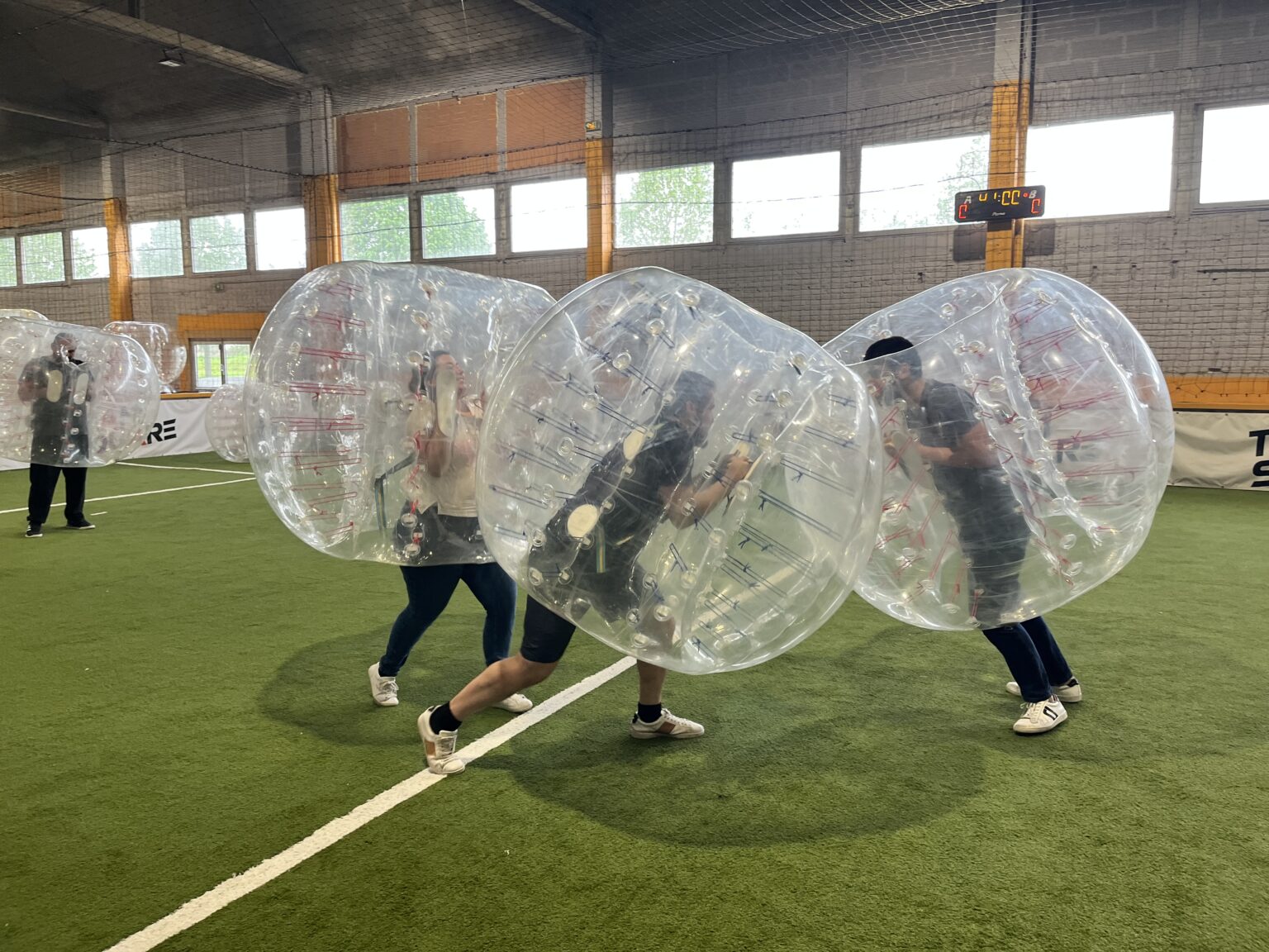 Enfants jouant au bubble foot chez Team Square