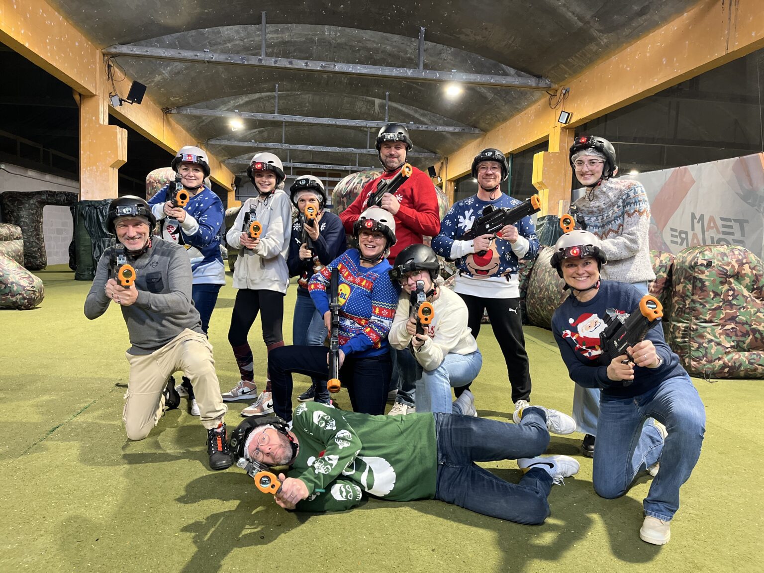Équipe en action lors d'une partie de laser tag team building