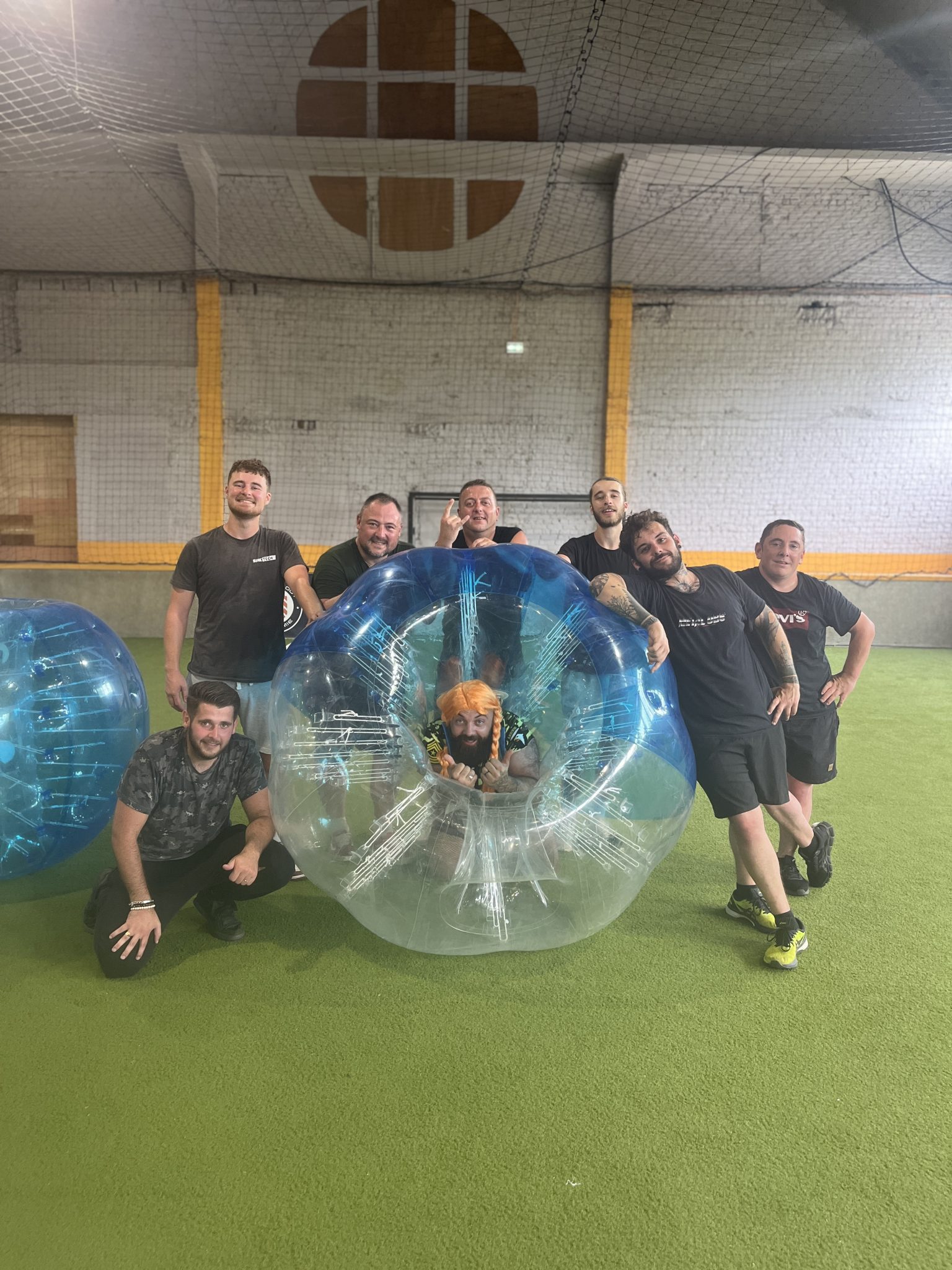 Partie de bubble foot en famille