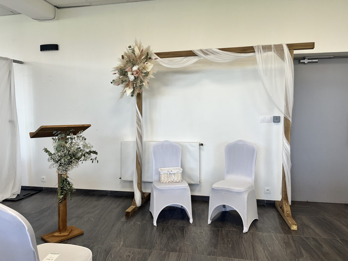 Arche de cérémonie en bois et voilages, chaises blanches — Team Square Events