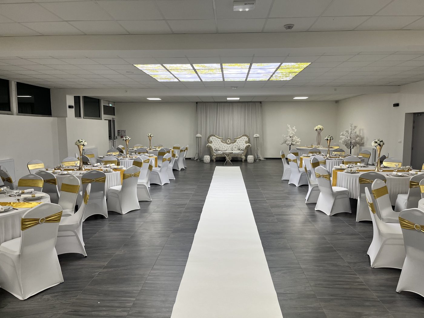 Salle Aphrodite dressée pour un communion blanc et or — Team Square Events
