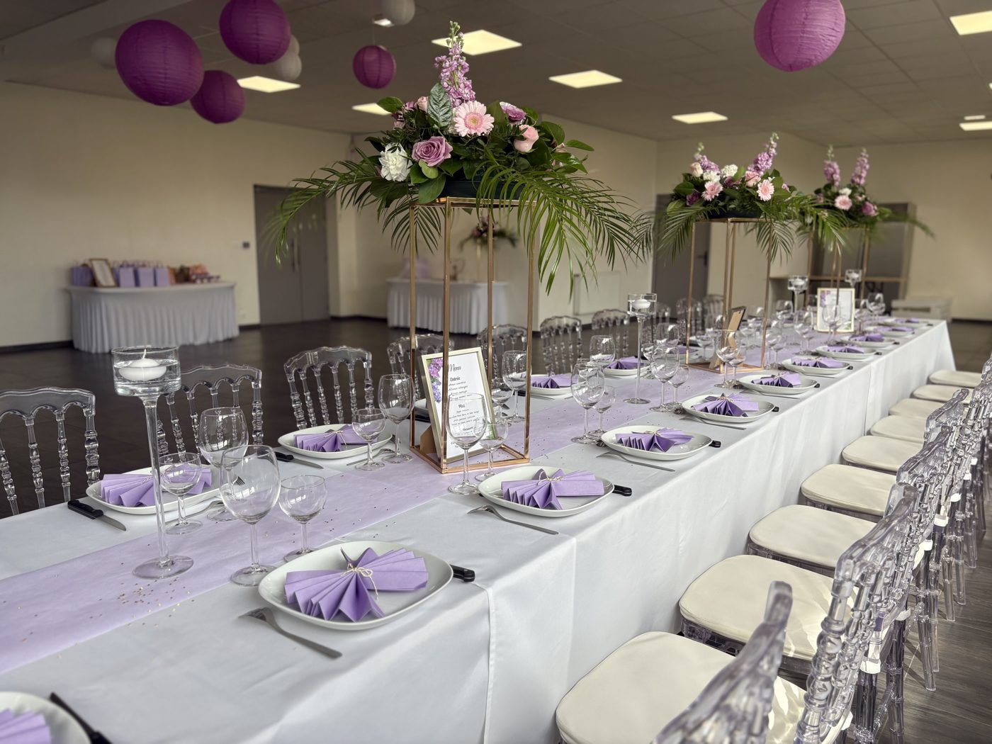 Communion oriental aux tons mauve et or, lanternes — Team Square Events