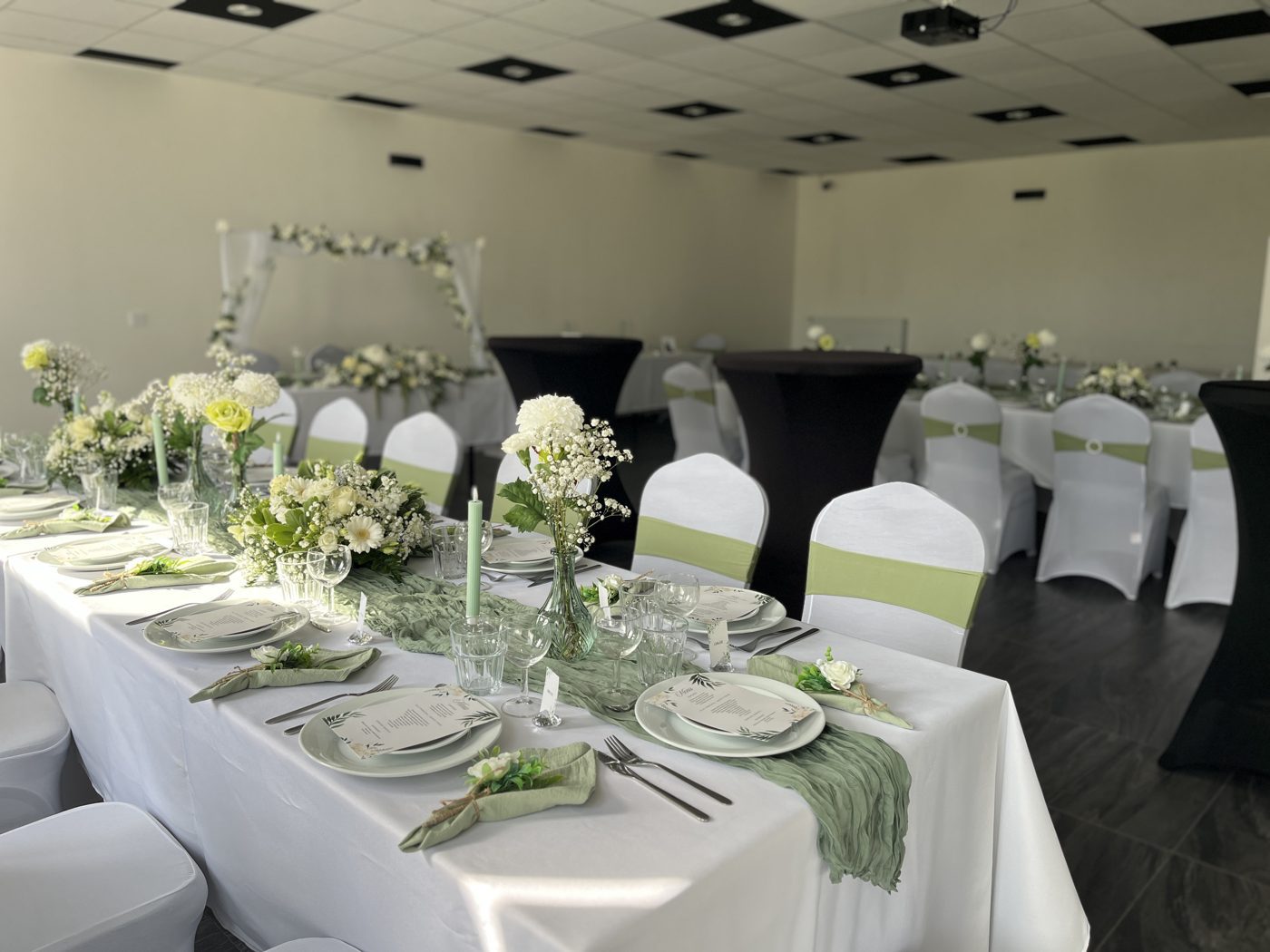 Salle Apollon en déco vert sauge et blanc avec arche florale — Team Square Events