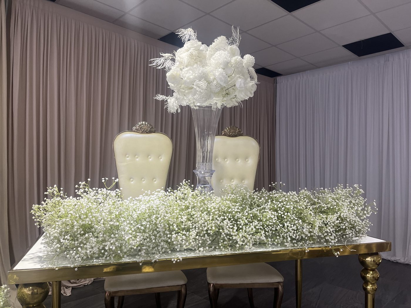 Table d'honneur gypsophile et trônes ivoire — Team Square Events