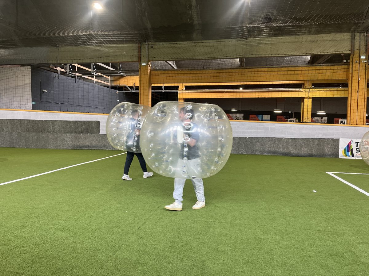 Duel de bubble foot dans l'arène indoor de Team Square, près de Lens