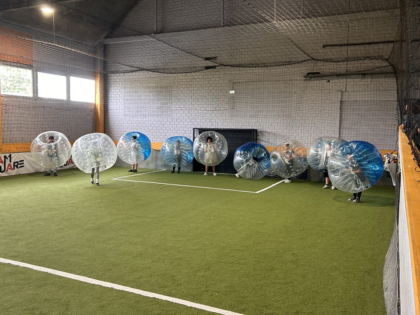 Groupe équipé pour le bubble foot — Team Square
