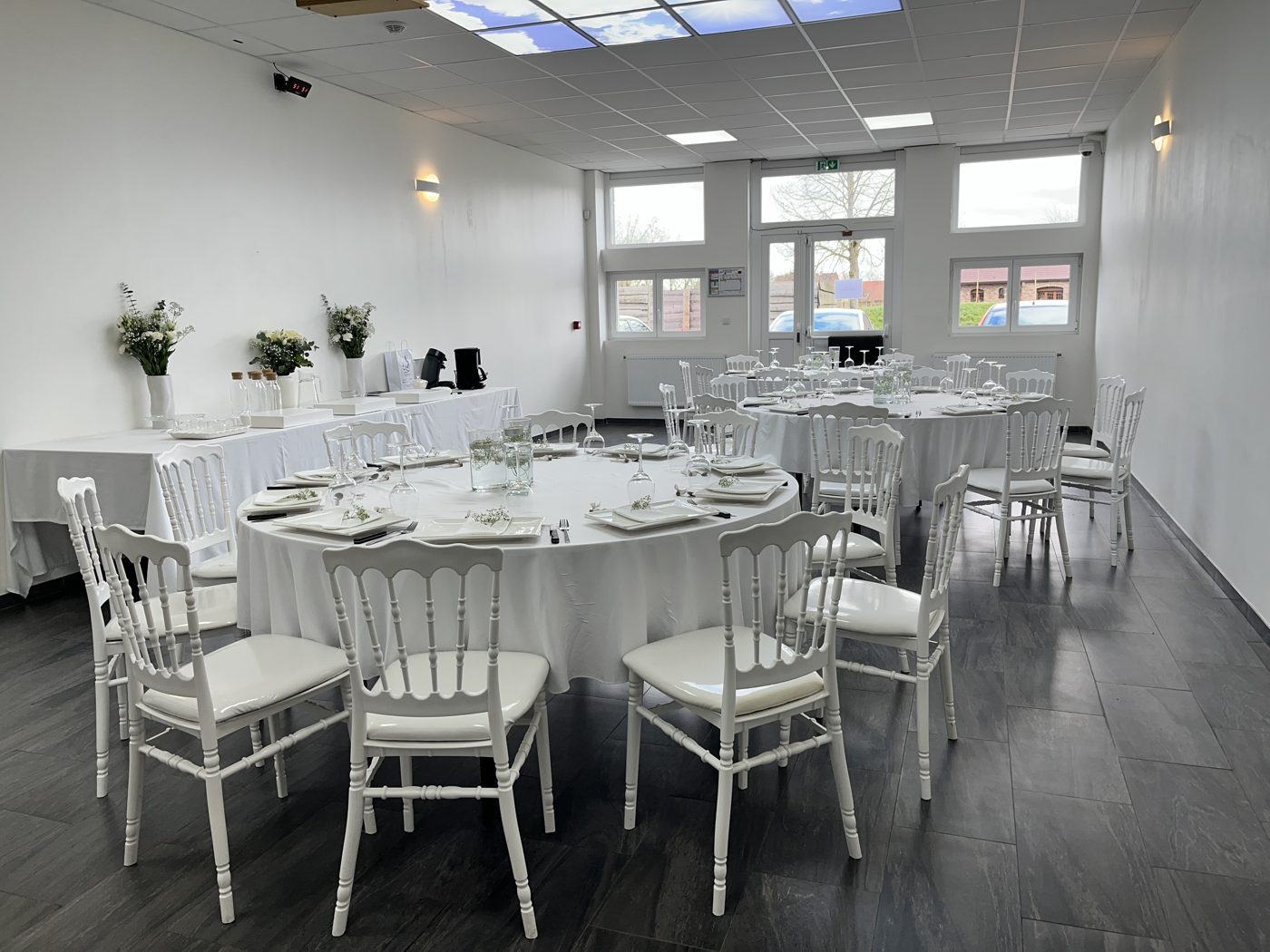 Salle Ouranos en tables rondes blanches, chaises Napoléon — Team Square Events