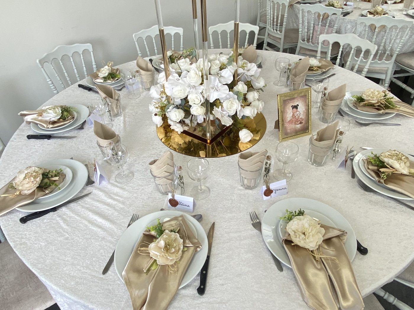 Table de réception blanc et or pour une communion
